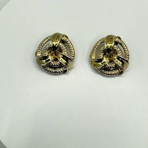 Vintage Lisner Gold Tone Clip-On Earrings | 1960s–70s